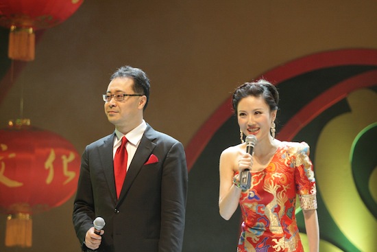 图为晚会的男女主持人.李永清 摄