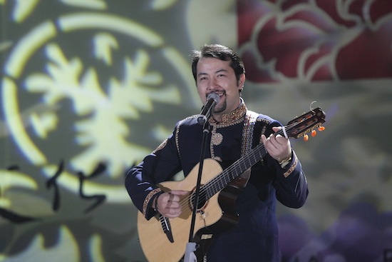 西尔艾力演唱歌曲《爱人》.