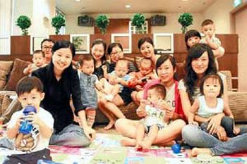 新加坡华人举办宝宝迎春会妈妈们分享育儿心得