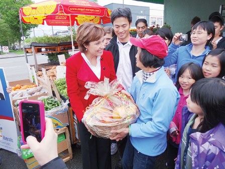 华裔选民“苏醒”影响多国选举结果投票日趋理性(2)