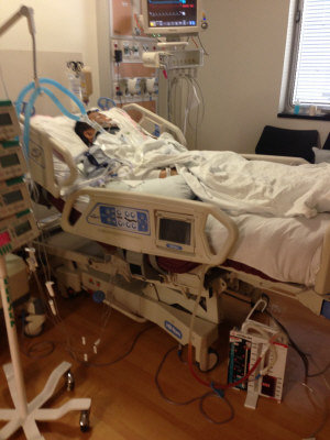 躺在重症室的郑苏信,等待着他人生的最后一刻.(记者黄伊奕/摄影)