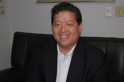 华裔美国主流银行闯出一片天 出任资深副总裁(图)