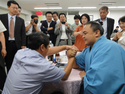 名古屋侨界祝贺中国籍相扑手苍国来重返赛场(图)