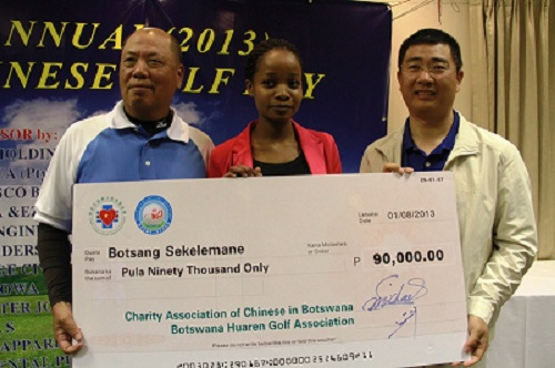 博茨瓦纳华人企业献爱心助圆当地学生留学梦