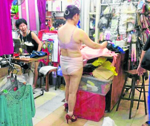 �¼��»���Ů��Ϊ�޸�ȹ�ӵ��������Ż�·�ˣ�ͼ��