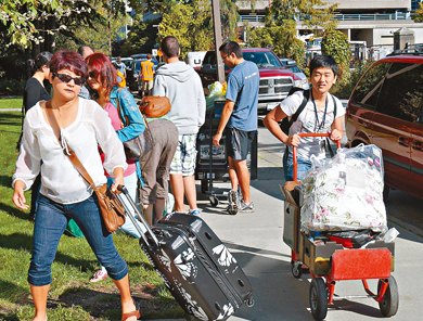 据加拿大《星岛日报》报道,加拿大大学新生入学,部分更要搬进大学宿舍