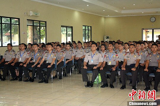 阿拉扎大学孔子学院为印尼警员培训汉语