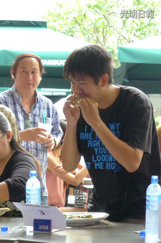 禁食6小时大马华裔中学生5分钟吃完8片批萨(图)