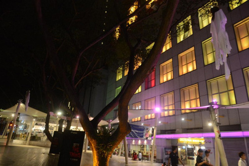 �¼���һ���ϵ�����Ů��������·���־���ϲ��ͼ��