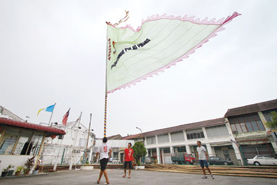 头顶嘴衔耍大旗大马槟州传承大旗鼓文化(组图)