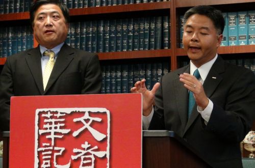 保险业者张国兴(左)为奥式健保皱眉,右侧是州参议员刘云平.