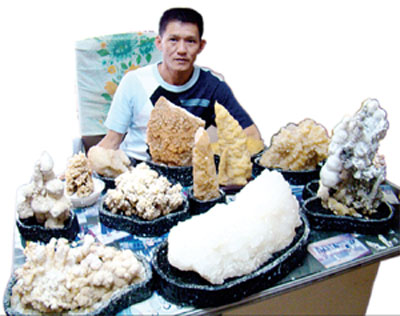 大马华裔男子钟情水晶石将爱好发展成生意(图)