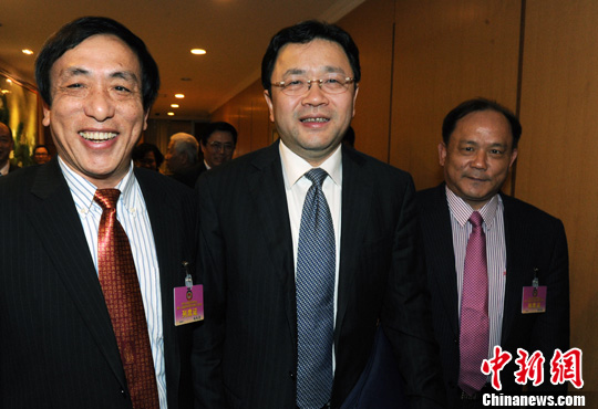 福州市委书记杨岳(中)与列席人士,福建省政协常委,香港万城集团董事长