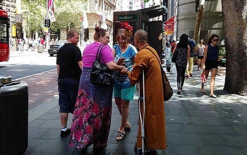 澳洲亚裔假和尚带刷卡机“化缘”涉诈骗可控罪