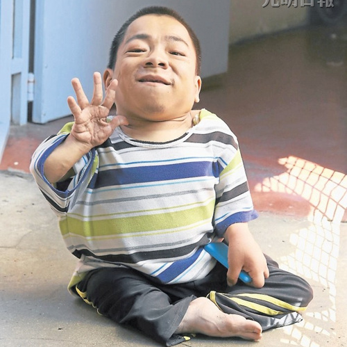 大马华裔男子用臀部走路靠毅力活出精彩人生(图)