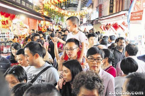 天气给力户外购物新加坡唐人街年货市场生意旺
