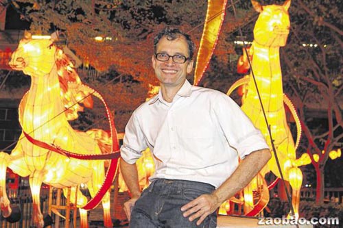 体会华人春节新加坡洋教师唐人街“造马”(图)