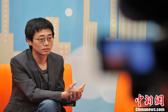 黄西笑称脱口秀有助学英语 建议说英语少用书面语