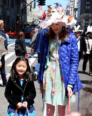 纽约复活节帽子大游行以“帽”诱人不乏华人身影