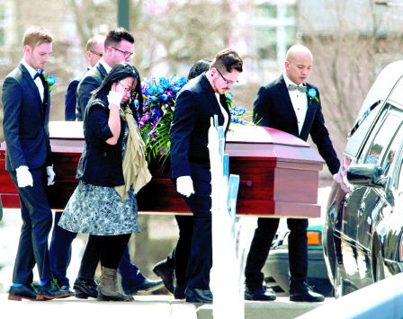 加拿大被杀华裔举殡同窗模仿其服装风格送别(图)