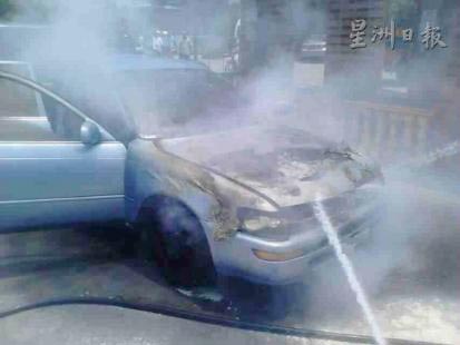 大马一轿车途中突然冒烟起火华人司机弃车保命