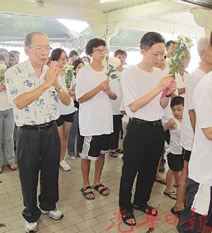 大马福建歌王出殡众亲友相送天降大雨为死者落泪