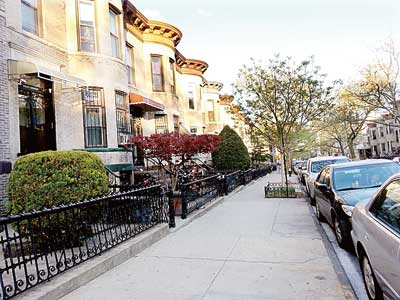 �����и�ŦԼ��ͷ������Ů����������æ������ͼ��