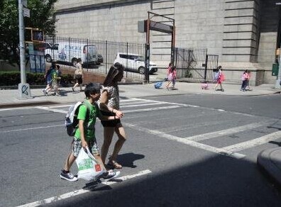 纽约华埠小学外设减速带增强安全师生叫好(图)