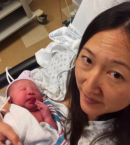 纽约高龄亚裔妈妈出租车后座产子惊呆司机(图)