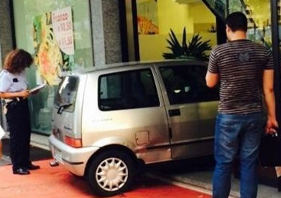 ��һŮ�Ӽݳ�ʧ��ײ���в͹���δ�����Ա�˺�