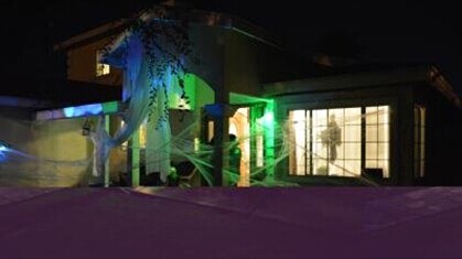 美华裔夫妇万圣节前将自家改成鬼屋赚足惊叫(图)