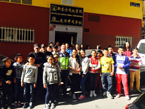 马德里3警官赴华校授网络安全知识学生反响热烈