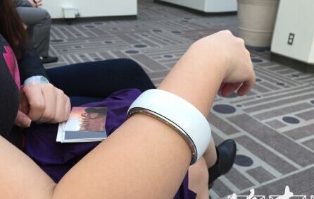 美华裔留学生研发智能手镯:不做山寨只做自己