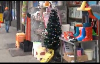 电子圣诞树走俏纽约华人市场物美价廉可反复使用