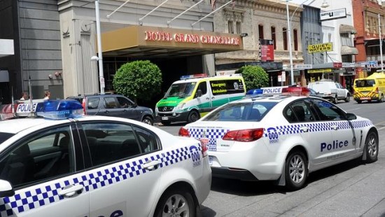 �Ĵ�����һ����Ů�ӾƵ�����ıɱ������������