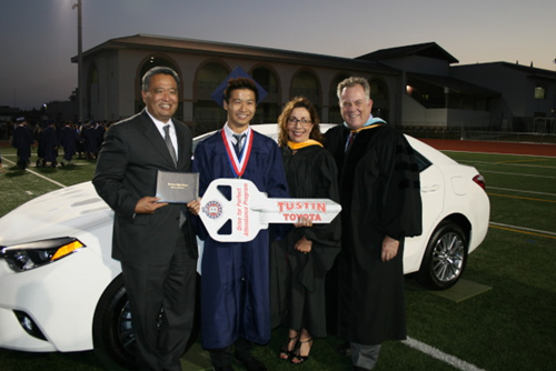 美国华裔高中生保持全勤上课纪录得轿车大奖(图)