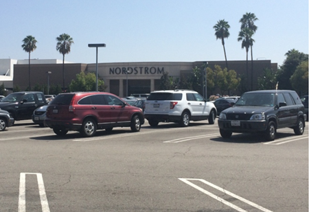 ��һ����㳡������ǹ�ٰ�����Ů��ͷ��������