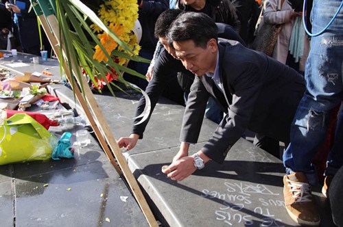 旅法华侨华人追悼恐袭遇害者:我们与法国同在