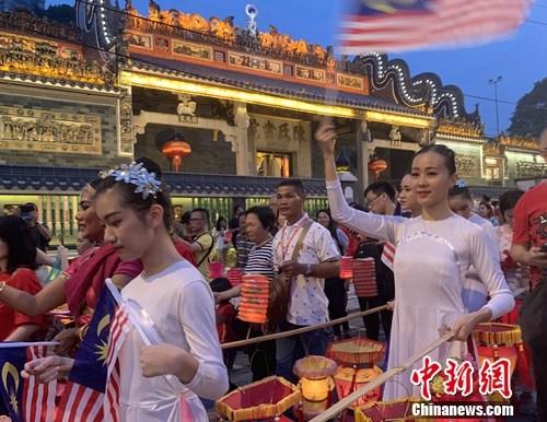 马来西亚民众“老街走月”庆双节
