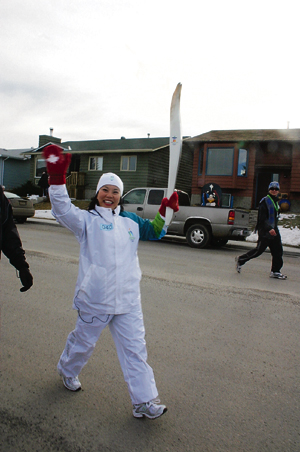 加拿大铁路华工后代传冬奥火炬以身为华裔为荣