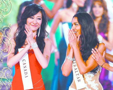 直布罗陀小姐奥尔多林诺(右)听到夺得冠军后﹐现出惊喜的神情.