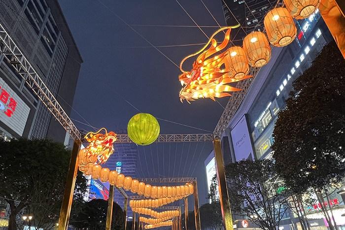 重庆观音桥上空“双龙戏珠”迎接龙年到来