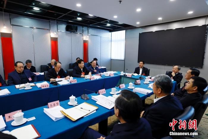 全国政协十四届二次会议经济界小组会议举行