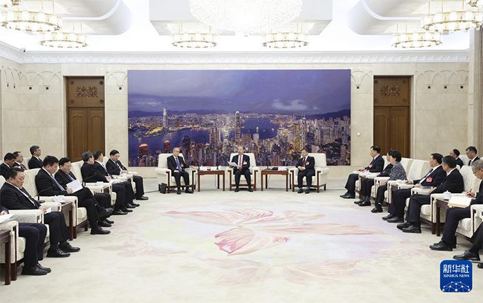 赵乐际看望参加十四届全国人大二次会议报道的新闻工作者