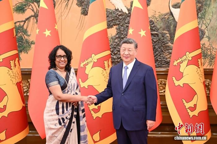 习近平会见斯里兰卡总理阿马拉苏里亚