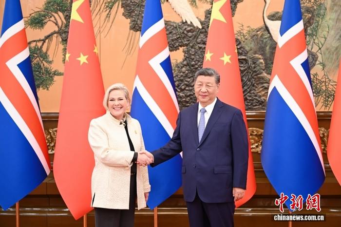 习近平会见冰岛总统托马斯多蒂尔