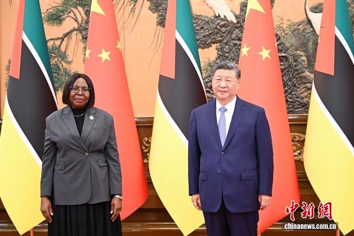 习近平会见莫桑比克总理莱维