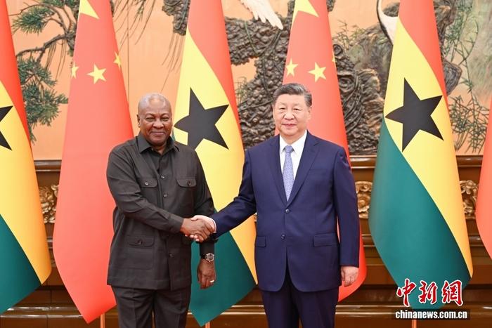 习近平会见加纳总统马哈马