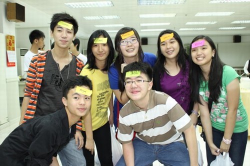 菲律宾华裔青年欢度中秋节 展示多彩中华文化