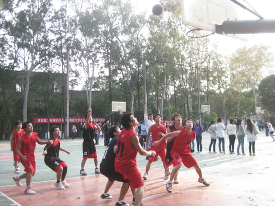 华侨大学举办“华研杯”篮球联赛中外学子热情高